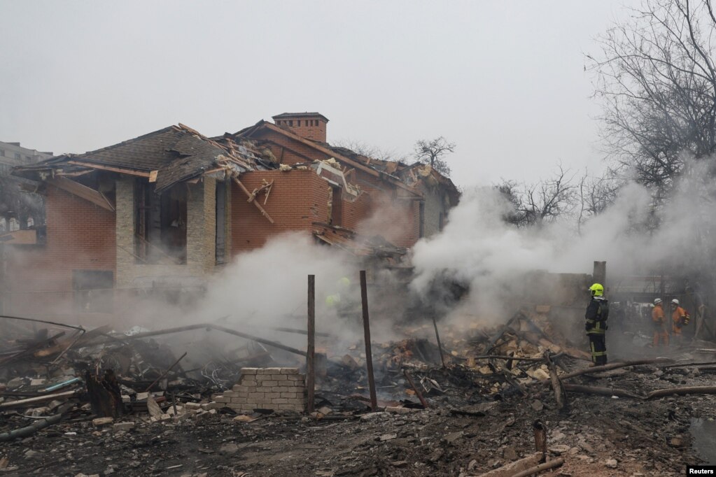 Рятувальник стоїть на руїнах будинку у житловому кварталі, в який поцілили війська РФ. За даними Служби з надзвичайних ситуацій України та керівника Одеської ОВА Олега Кіпера, внаслідок атаки пошкоджено щонайменше 10 будинків в Одесі та частина техніки аварійно-рятувальної служби &nbsp;