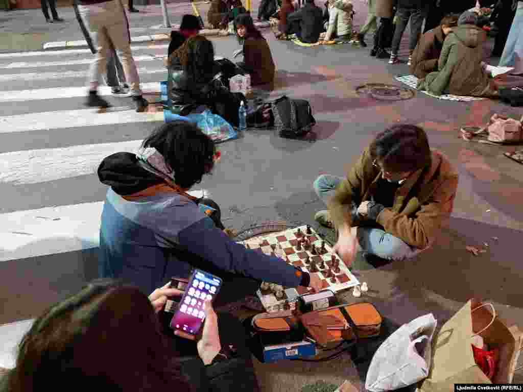 Učesnici blokade igraju šah.