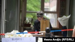 Upisivanje u Knjigu žalosti ispred Osnovne škole "Vladislav Ribnikar" u Beogradu, 6. maj 2023.