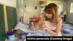 Maricica Ciubara este o româncă de origine ucraineană care trăiește în România de 10 ani. În ultimul an, viața ei s-a concentrate în jurul refugiaților din Ucraina, pe care încearcă să îi învețe limba română. 