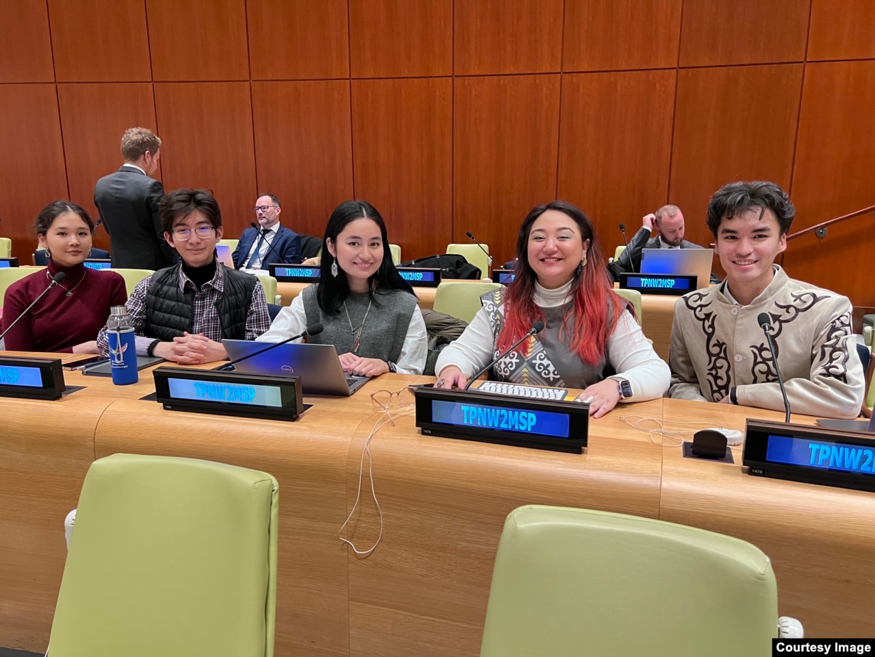 Участники STOP в штаб-квартире ООН: (слева направо) Адия Ахмер, Алишер Хасенгалиев, Жибек Токташ, Айгерим Сейтенова, Ердаулет Рахматулла. Нью-Йорк, 2023 год
