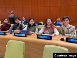 Участники STOP в штаб-квартире ООН: (слева направо) Адия Ахмер, Алишер Хасенгалиев, Жибек Токташ, Айгерим Сейтенова, Ердаулет Рахматулла. Нью-Йорк, 2023 год