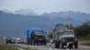 Menekülő lakosokkal teli autókonvoj tart Hegyi-Karabahból Örményországba