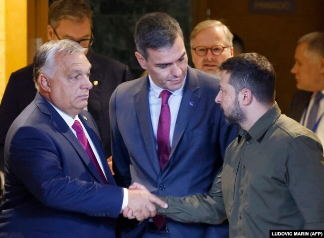 Viktor Orban dhe Vladimir Zelensky në shoqërinë e kryeministrit spanjoll Pedro Sánchez në një forum ndërkombëtar në Granada në tetor 2023. Marrëdhëniet midis liderëve hungarez dhe ukrainas nuk mund të quhen miqësore