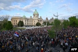 Građani su se pre šetnje okupili na platou ispred Skupštine Srbije, 8. maj 2023.