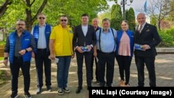 Costel Alexe (centru), președintele liberal al Consiliului Județului Iași, s-a deplasat personal la lansarea candidaturii preotul Neculai Grozavu (al treilea din dreapta, lângă Alexe) la funcția de primar al orașului Târgu Frumos.