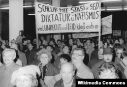 Протест у здания Штази в Берлине, 1990 год