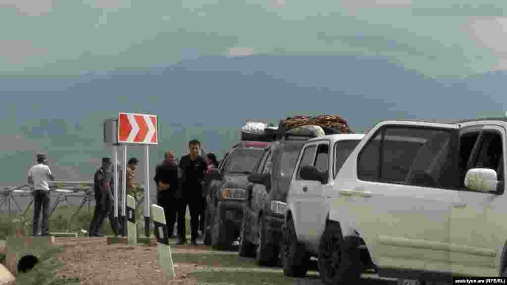 Մարդիկ հասնում են Հայաստանի սահման, սեպտեմբեր, 2023թ. 