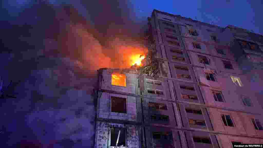 Egy lakóház ég Umanban egy orosz rakétacsapást követően április 28-án kora reggel. Igor Taburec regionális kormányzó szerint két cirkálórakéta csapódott be a kilencemeletes épületbe, és legalább tíz ember, köztük két gyermek meghalt 