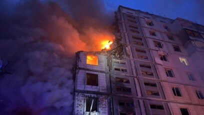 <div>Ένα κτίριο κατοικιών στο Ουμάν καίγεται μετά από επίθεση ρωσικού πυραύλου νωρίς το πρωί της 28ης Απριλίου.   Σύμφωνα με τον περιφερειακό κυβερνήτη Igor Taburets, δύο πύραυλοι κρουζ έπληξαν το εννιάροφο κτίριο, σκοτώνοντας τουλάχιστον 10 άτομα, μεταξύ των οποίων δύο παιδιά.</div> <div> </div>
