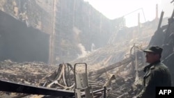 Покривът на сградата се срути заради експлозиите и пожара, причинени от нападателите с коктейли "Молотов"