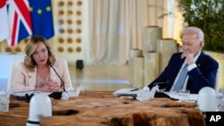 Министър-председателката на Италия Джорджа Мелони е домакин на срещата на Г-7 в Италия. До нея е американският президент Джо Байдън.