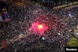 Një pamje nga lart tregon protestuesit pas votimit të ndryshimeve në Parlamentin izraelit.