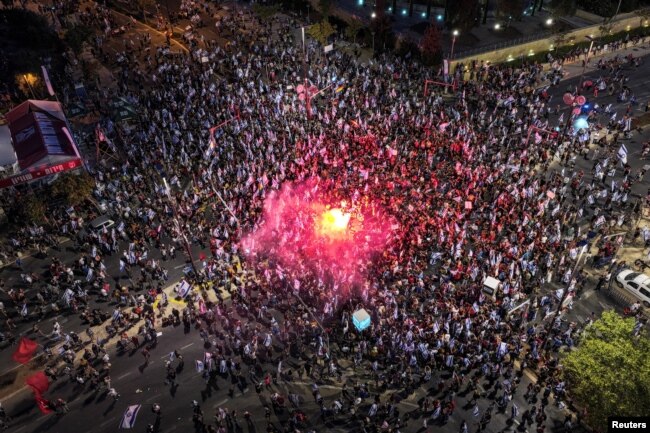 Një pamje nga lart tregon protestuesit pas votimit të ndryshimeve në Parlamentin izraelit.