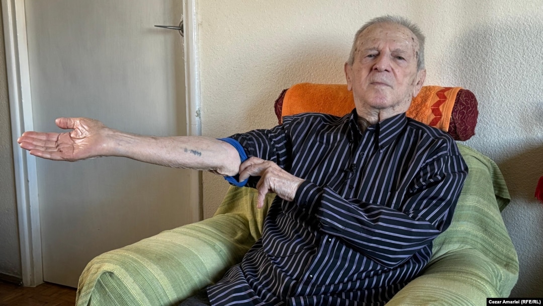 Octavian Fulop, supraviețuitor Auschwitz – Birkenau și al altor trei lagăre de exterminare, arată numărul de identificare ca prizonier, tatuat pe antebrațul drept
