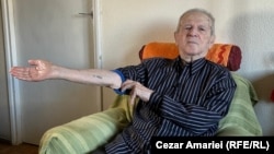 Octavian Fulop, supraviețuitor Auschwitz – Birkenau și al altor trei lagăre de exterminare, arată numărul de identificare ca prizonier, tatuat pe antebrațul drept