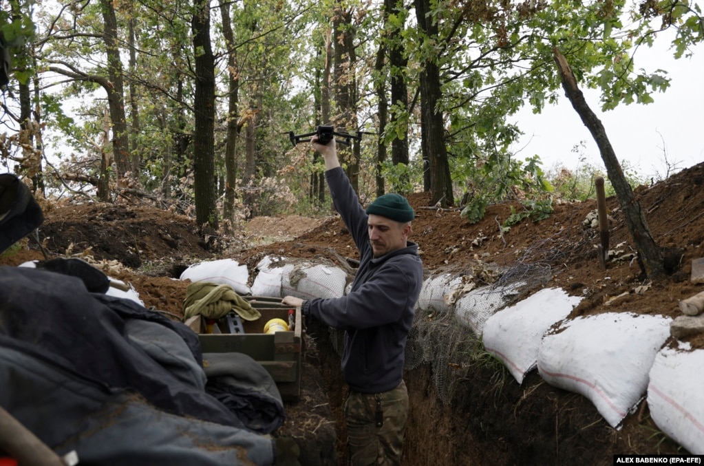 Një operator ukrainas droni afër vijës së frontit, duke përgatitur një dron për fluturim. Dronët mund të operojnë në mjedise me rrezik të lartë dhe të kryejnë misione që do të ishin shumë të rrezikshme apo të vështira për forcat tokësore apo aeroplanët me pilotë. Sensorët dhe kamerat e avancuara, po ashtu, u mundësojnë dronëve të operojnë gjatë natës. Megjithatë, aftësia e tyre për të fluturuar në mot me shi, borë dhe mjegull është ende problem.