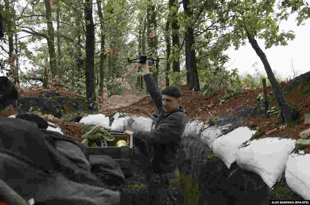 Оператор готує дрон до польоту біля лінії фронту.&nbsp; Безпілотники можуть працювати в умовах високого ризику та виконувати місії, які були б занадто небезпечними або складними для сухопутних військ або пілотованих літальних апаратів. Крім того, камери високої роздільної здатності дозволяють дронам працювати вночі. Однак польоти в дощ, сніг і туман все ще залишаються проблемою &nbsp;