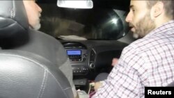 Видео, разпространено от израелските военни сили, показва свързани с Хамас хора в автомобил, който минава през подземен тунел близо до границата между Газа и Израел. 17 декември, 2023 г.