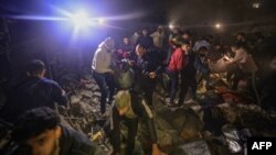 İsrailin Qəzza zolağının cənubundakı Rəfahı bombardman etməsindən sonra dağıdılmış binaların dağıntıları arasında sağ qalanların axtarışı