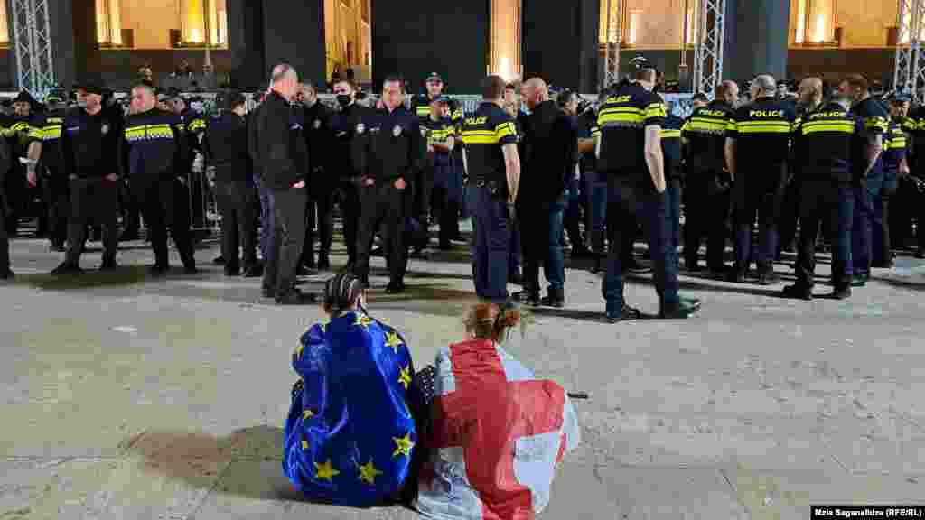 Zvaničnici EU rekli su da bi, ako Gruzija usvoji zakon, to poremetilo nade nacije za članstvo u evropskoj zajednici. Vlada je povukla nacrt zakona prošle godine zbog velikih protesta. Zakon bi zahtijevao od organizacija sa stranim finansiranjem da registruju svoje aktivnosti, daju vlastima široka ovlaštenja za nadzor i dozvoljavaju krivične kazne za nejasne prekršaje.