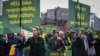 Román gazdák tüntetnek az Európai Bizottság székhelye előtt 2023. április 7-én