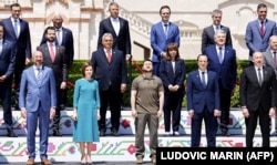 Президент України Володимир Зеленський (посередині) на спільній світлині учасників саміту Європейської політичної спільноти, що об’єднує 27 членів ЄС із 20 їхніми партнерами. Булбоака, Молдова, 1 червня 2023 року