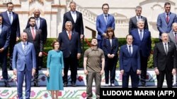 Președinta Maia Sandu și președintele ucrainean Volodimir Zelenski la reuniunea Comunității Politice Europene de la Bulboaca, Moldova, 1 iunie 2023. 