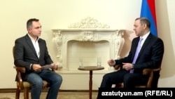 Секретарь Совета безопасности Армении Армен Григорян (справа) дает интервью Радио Азатутюн, Ереван, 10 марта 2023 г.