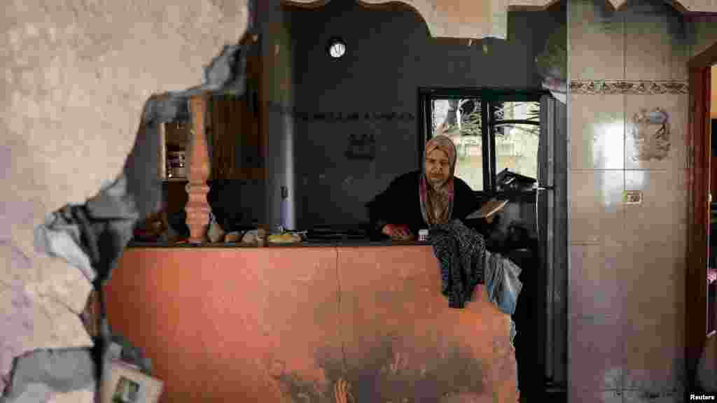 Egy nő egy romos házban takarít a&nbsp;Nuszejrat menekülttáborban 2024. június 9-én. A szombat délben kezdődő izraeli rajtaütés mindenkit váratlanul ért, a két különböző épületben négy túszt őrző Hamász-militánsoktól kezdve a több ezer civilig, akik az életüket mentve menekültek a kereszttűzben. Samuel Johann, a kórházban működő Orvosok Határok Nélkül nemzetközi jótékonysági szervezet koordinátora szerint rémálom&nbsp;volt, hullámokban érkeztek a halottak és sebesültek &ndash; férfiak, nők és gyerekek &ndash; a közeli kórházba
