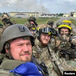 Бійці Російського добровольчого корпусу (РДК), як вони стверджують, у селищі Козінка Бєлгородської області Росії. 23 травня 2023 року
