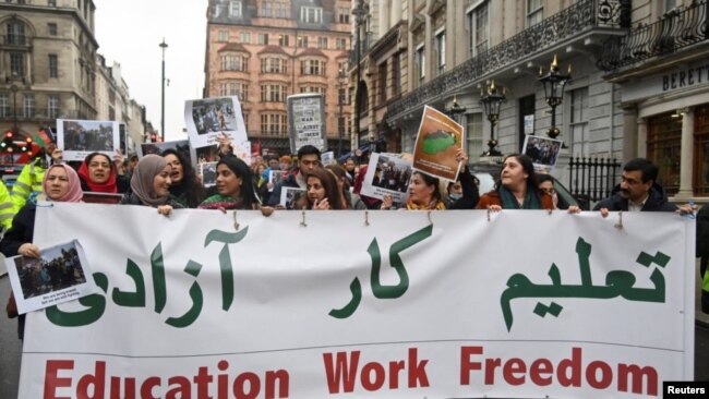 افغان ښځې وايي، طالبانو ترې د کار او زده کړو حق اخیستی، او په وینا یې د طالبانو له حکومت سره په هر ډول خبرو کې د ښځو د حقونو موضوع باید د بحث سر کې وي .