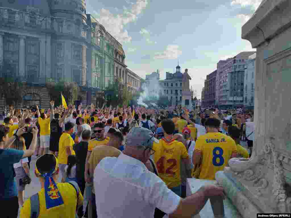 La București, românii au ieșit să sărbătorească victoria la Piața Universității.