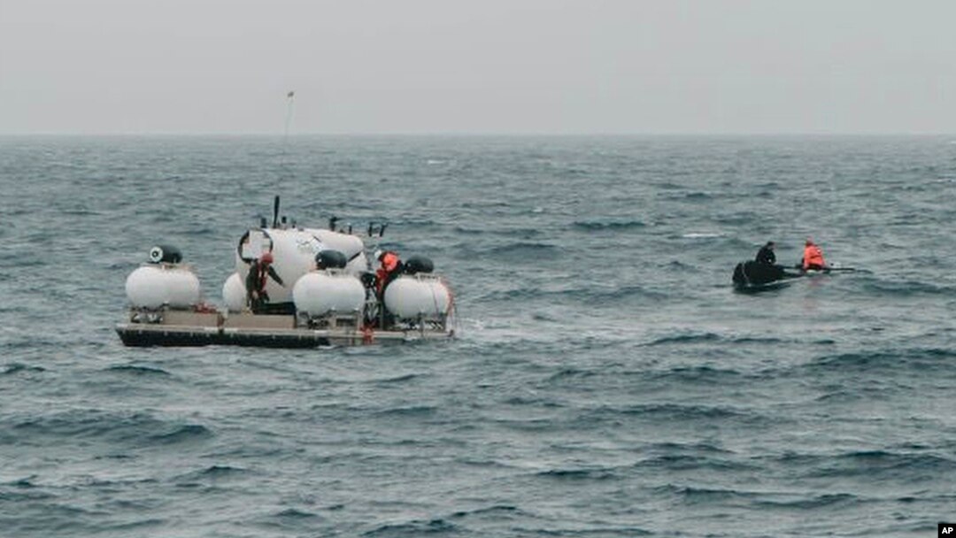 Submersibilul Titan este pregătit pentru o scufundare în Oceanul Atlantic, în cadrul unei expediții către Titanic, duminică, 18 iunie 2023.