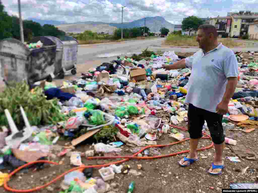 Podgoričanin Ferizaj Kenedi za RSE pokazuje na smeće uz poluprazne kontejnere ispred njegove kuće u naselju Konik.On tvrdi da otpad komunalci čiste svakog trećeg dana. &quot;Međutim, čim padne noć odmah bacaju ne u kontejner nego pored&quot;, navodi. &nbsp;