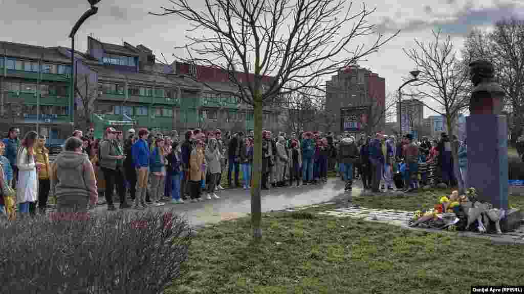 Građani Novog Sada su se okupili kod spomenika&nbsp;ukrajinskom književniku Tarasu Ševčenku, gde su ostavljali cveće i antiratne poruke, te iskazali solidarnost sa građanima Ukrajine.&nbsp;