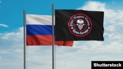 Флаг России и флаг ЧВК "Вагнер"