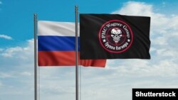 Эмблема ЧВК «Вагнер» на фоне флага России
