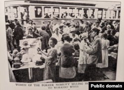 Женщины бывшего привилегированного класса продают самодельные шляпки женам рабочих. Фото Ньюмена