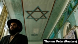 Раввин в синагоге. Иллюстративное фото