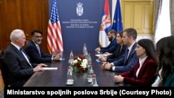 Novoizabrani ministar spoljnih poslova Srbije Marko Đurić sa ambasadorom Sjedinjenih Američkih Država Kristoferom Hilom u Beogradu, 9. maj 2024. 