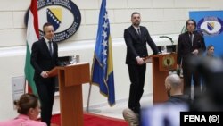 Ministri i Jashtëm boshnjak Elmedin Konakoviq dhe ministri i Jashtëm hungarez Peter Szijjarto, në Sarajevë, 22 mars 2023.
