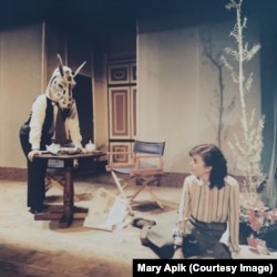 مری آپیک همراه پرویز صیاد در اجرایی از نمایش «خر» در سال‌های ابتدایی دهه ۶۰ خورشیدی