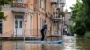 «Держитесь, без паники, эвакуация будет». Несмотря на российские обстрелы, в затопленных районах Херсона продолжается спасательная операция