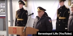 Командир Кримської військово-морської бази ЧФ РФ Фелікс Меньков на церемонії відкриття пам’ятної дошки