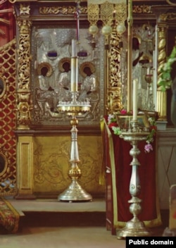 A Szentháromság ikon riza ezüst védőborításba burkolva