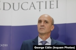 Într-un interviu pentru Europa Liberă, secretarul de stat din Ministerul Educației, Sorin Ion, explică cum ar urma să fie eliminate greșelile de corectare și subiectivismul profesorilor.