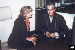 محمدرضا شاه حدود هفت ماه پیش از درگذشت در کنار باربارا والترز، خبرنگار سرشناس آمریکایی، در بیمارستان کورنل در نیویورک