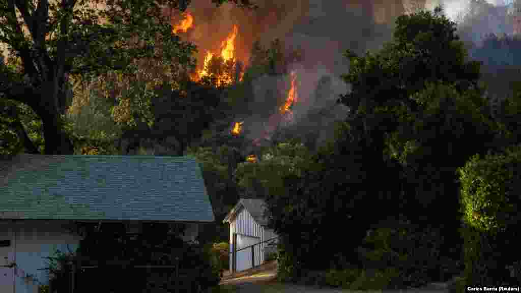 29 ezer embernek kellett elhagyni az otthonát az oroville-i tűz miatt. Az államban megnőtt a tüzek mérete és intenzitása az elmúlt években. Észak- és Közép-Kaliforniában 1996 és 2021 között ötszörösére nőtt a nyáron leégett területek nagysága az azt megelőző huszonnégy éves időszakhoz képest, amit a tudósok az ember okozta éghajlatváltozásnak tulajdonítanak