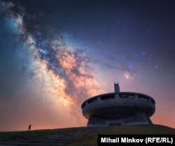  Кадърът на нощното небе над паметника на Бузлуджа, който печели второ място в категорията 